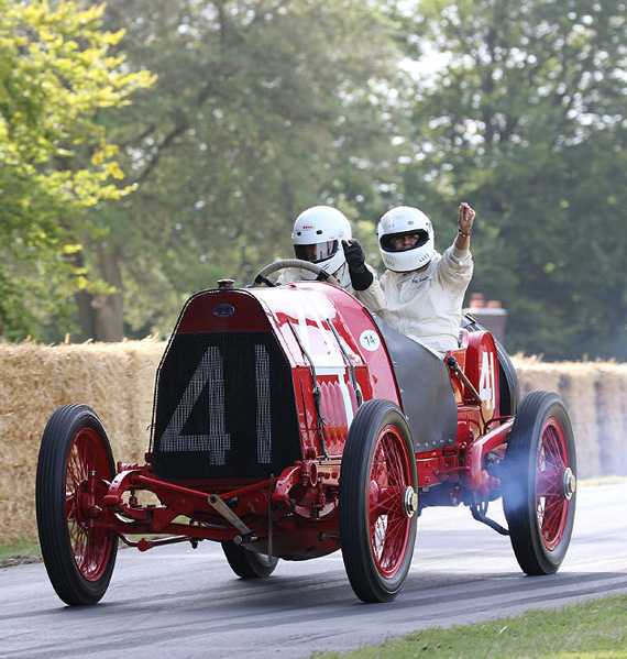 Almost hundred years earlier, it was what a Grand Prix car looked like ! This Fiat S74 Grand Prix car, powered by a 14.2-litre 4-cylinder, almost won the 1911 US Grand Prix but was thwarted by an oil leak.