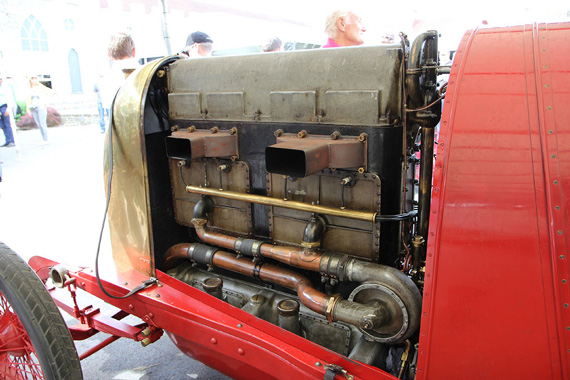 The impressive 28.4-litre 4-cylinder of the Fiat S76, developing 300 hp.