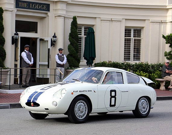 Just after the start, the participants are driving in front of the Lodge at Pebble Beach. Here is one of the three Fiat Abarth 1000 Bialbero GT entered by Briggs Cunningham at the Sebring 3-Hour Race in 1962, driven to 1st place by Bruce McLaren.