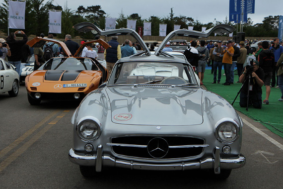 Three days before Sunday’s Concours, the Tour d’Elegance is the occasion to have a first glimpse of the entrants.  As every year, it is a Mercedes 300 SL which leads the convoy with Sir Stirling Moss on board, this time driven by ex-F1 driver Jochen Mass.
