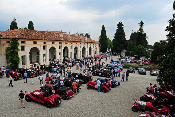  The entry assembles before the start at Ca Cornaro. 