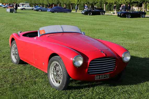 Would you believe that this small Siata 300 BC is equipped with an American engine ?  Not a V8 though but a 750cc 4 cylinder Crossley, perfectly convenient for this lightweight barchetta penned by Giovanni Michelotti and built by Bertone.