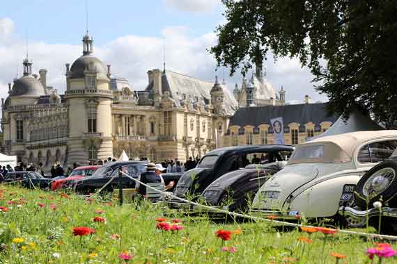 Facel Vega and Hotchkiss clubs at the foot of the majestic Château de Chantilly